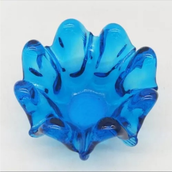 Vintage Hand-Blown Art Glass Swung Blue Glass Bowl. Diameter 4 inches x 2” deep - Picture 2 of 6